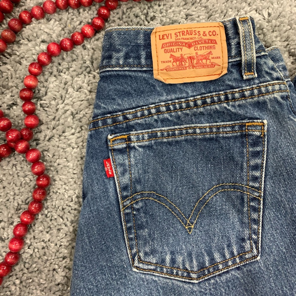 Medium wash Levi’s mom jeans